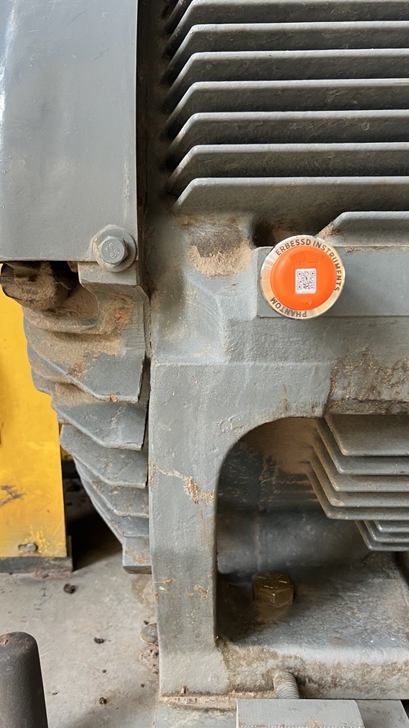 Triaxial sensors mounted in the vertical position of the motor and input bearing of the pump